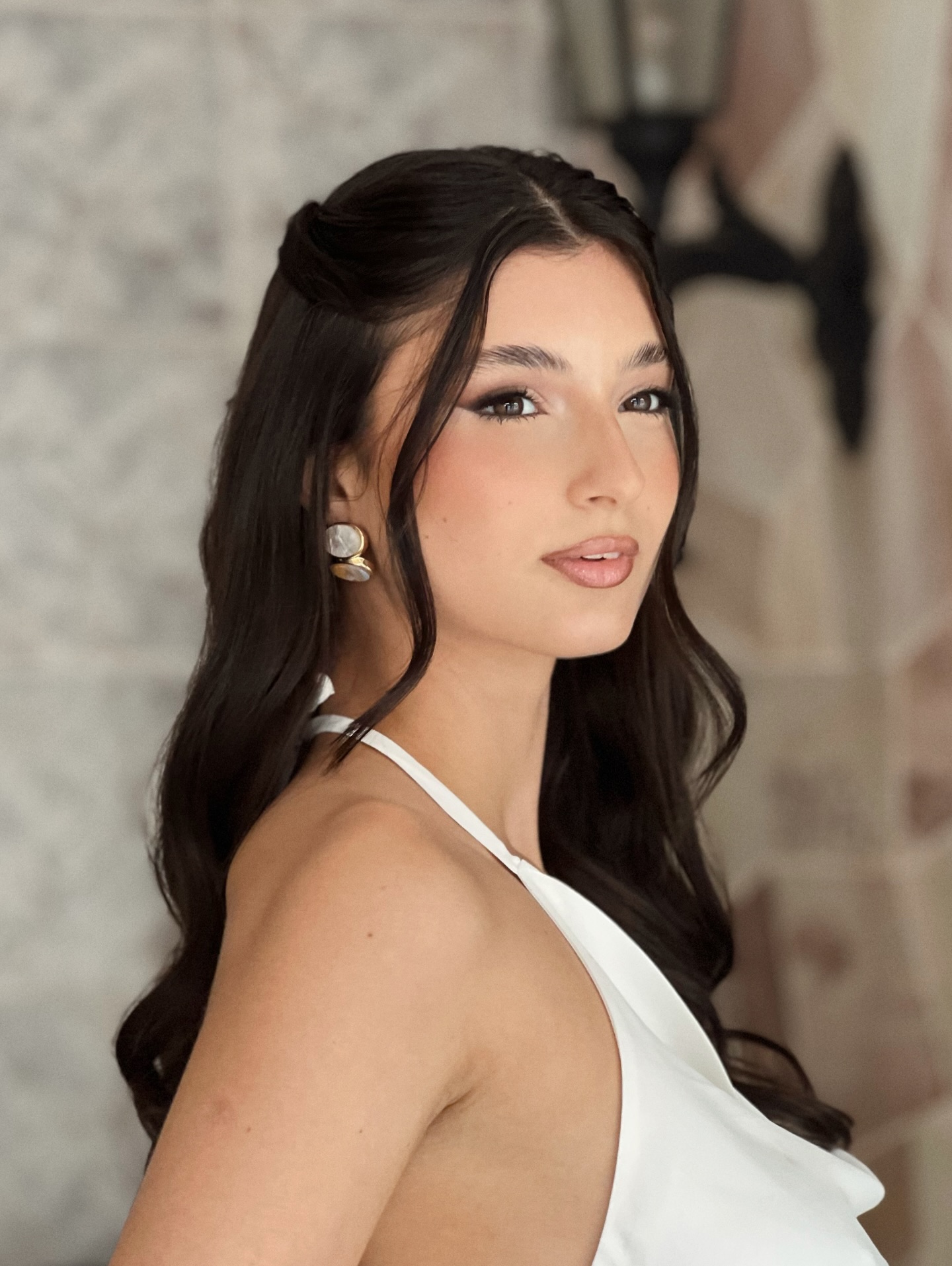 Maquiagem glam com olho esfumado marcante e pele acetinada